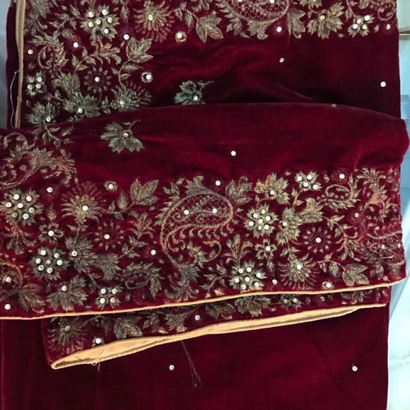 Velvet Embroidered shawls - Picture 3 of 8